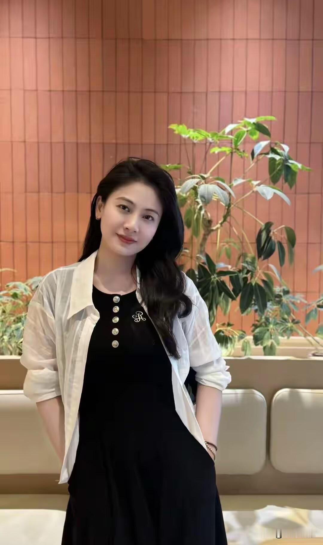 人在低谷不谈格局，生存才是王道；
      身处逆境不谈情怀，务实才是根本。