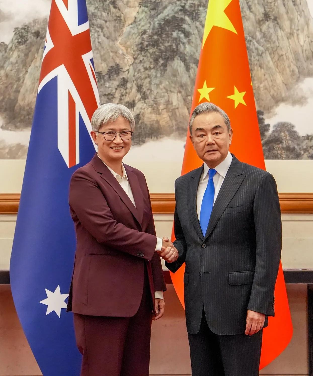 4月30日，北京迎来了澳大利亚外长黄英贤。

她与中国外长王毅展开了第八轮外交与