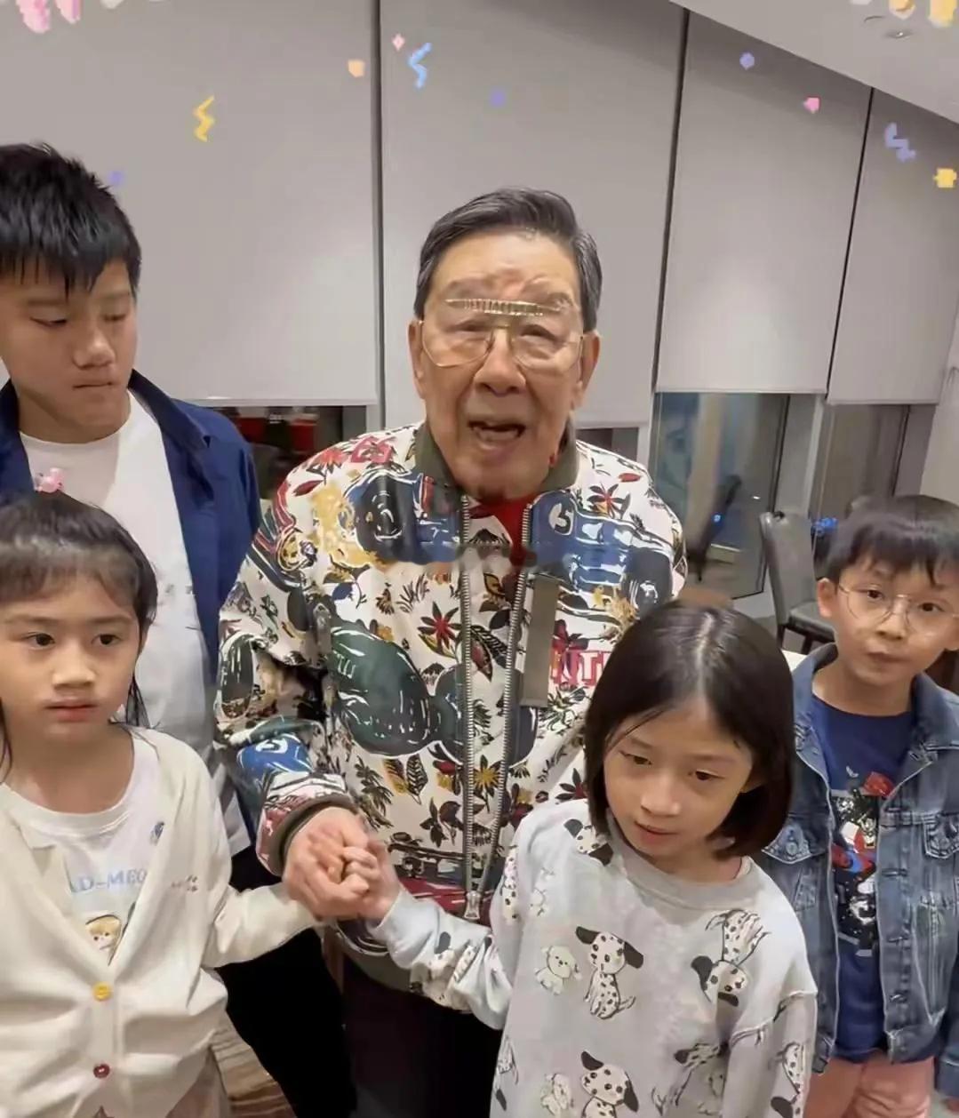 胡枫老爷子94岁生日寿宴可真热闹！众星齐聚道贺，一家四世同堂，满是喜气～ 这位香