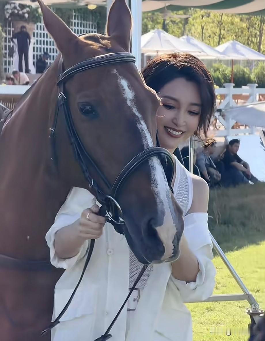 谁懂啊！53岁李冰冰骑马近照刷屏，原来8090后的童年女神，从来没老过！
 
最