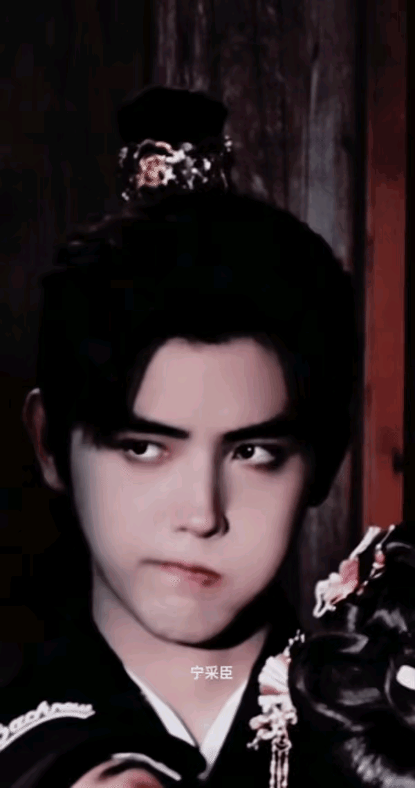 #以为陈飞宇在给女生梳头#陈飞宇这个错位视频也太好笑了吧，还以为她在给对面的女生