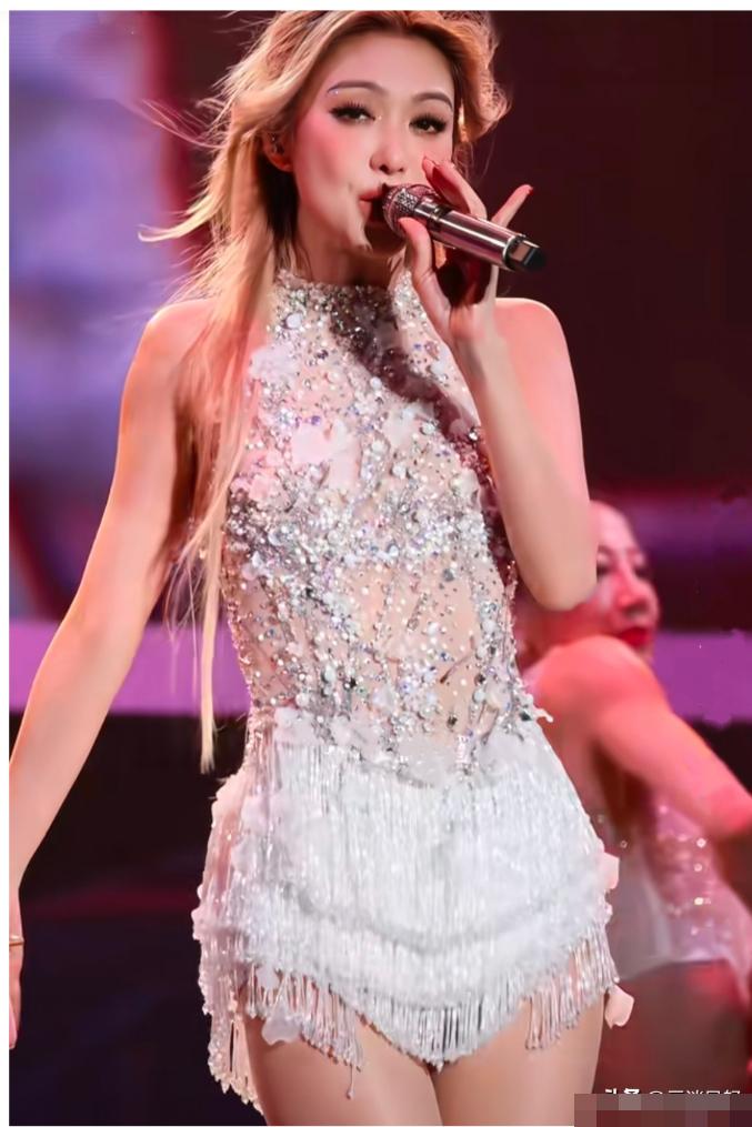 看了薛凯琪重庆演唱会的视频，
特地翻了翻最近的新闻，
感觉她这次真是把“敢”字写