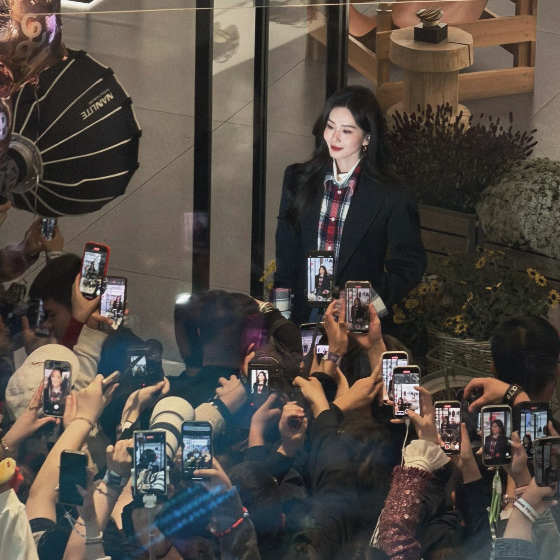 刘诗诗 人群中的聚焦点刘诗诗身材比例是真好，宽肩窄腰，直接成了我的双开门老公 