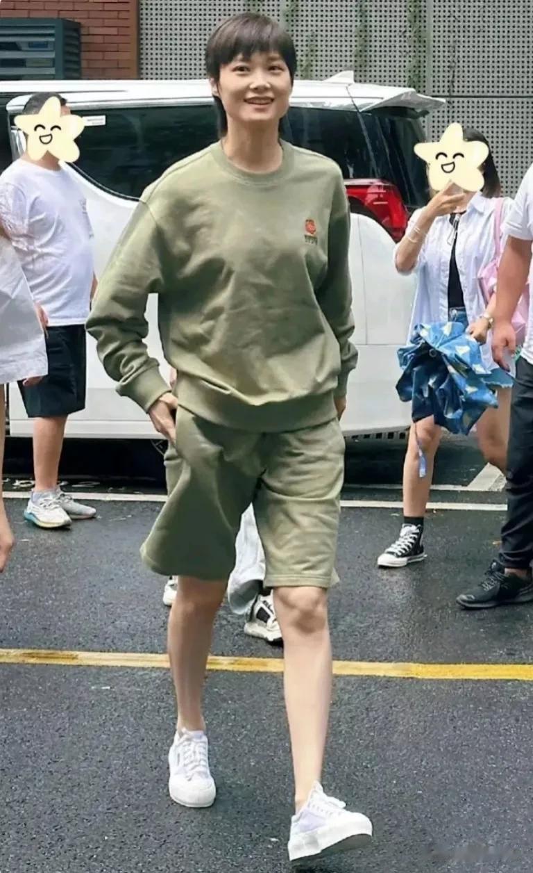 近日，39岁的李宇春穿着豆绿色长袖卫衣配同色短裤套装,脚踩一双白色运动鞋，行走在