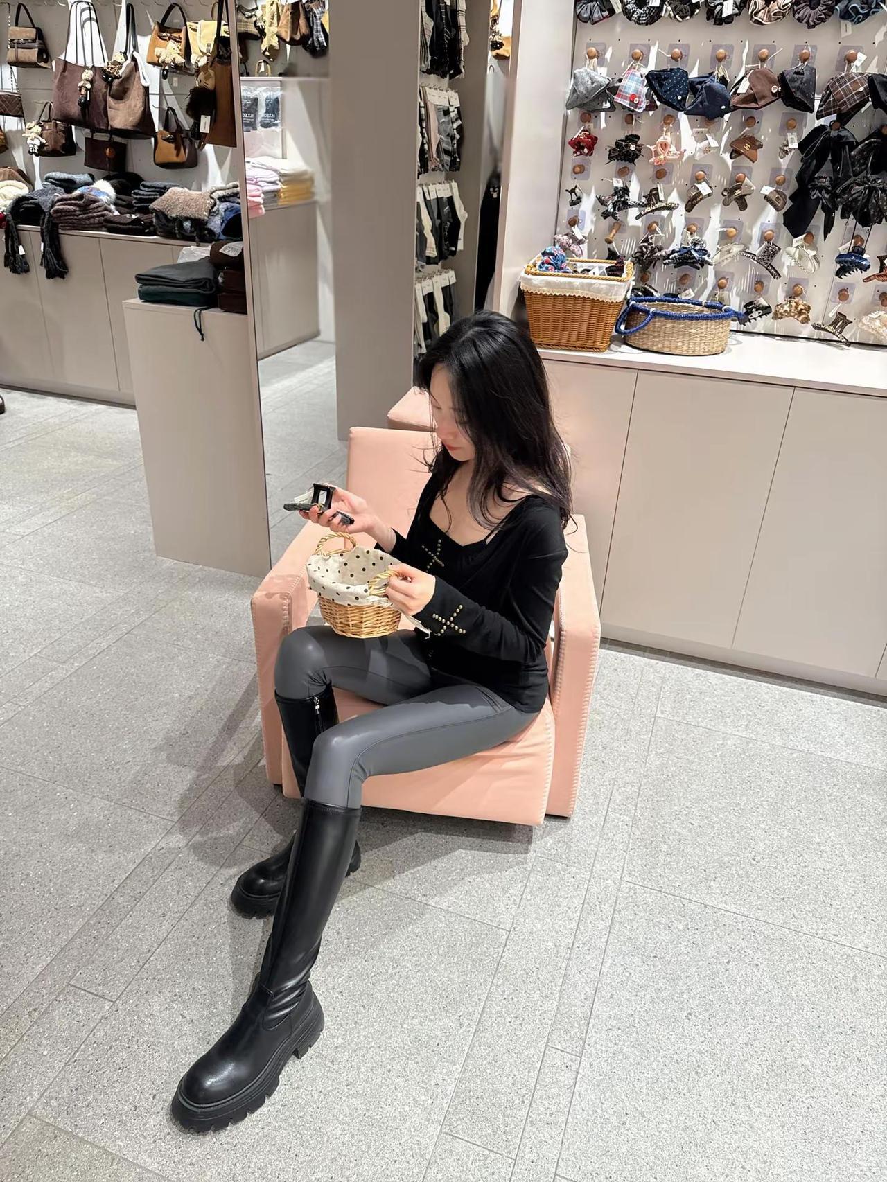 皮cool2.0。皮裤 长筒靴 内容启发搜索 正常穿搭无不良引导