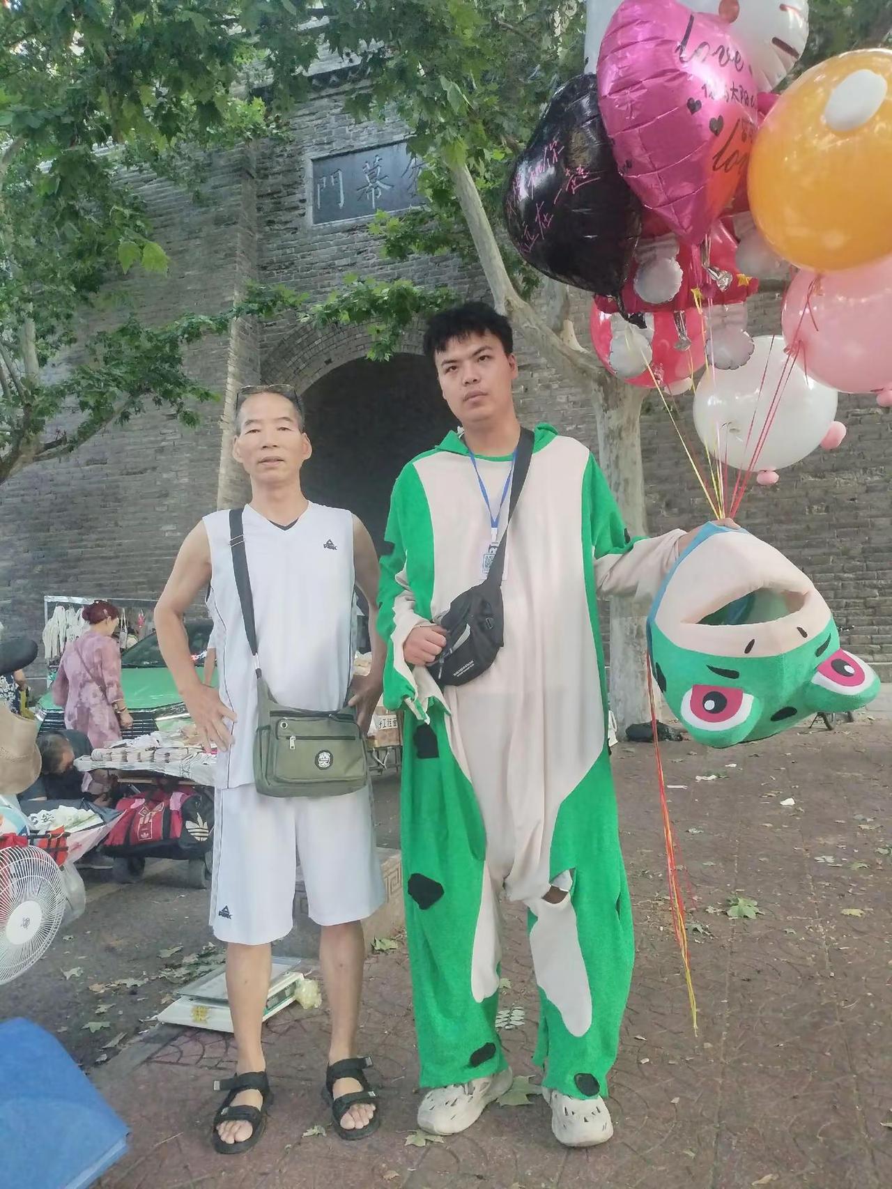 7月15日早上在西安小南门外认识的陈家小兄弟