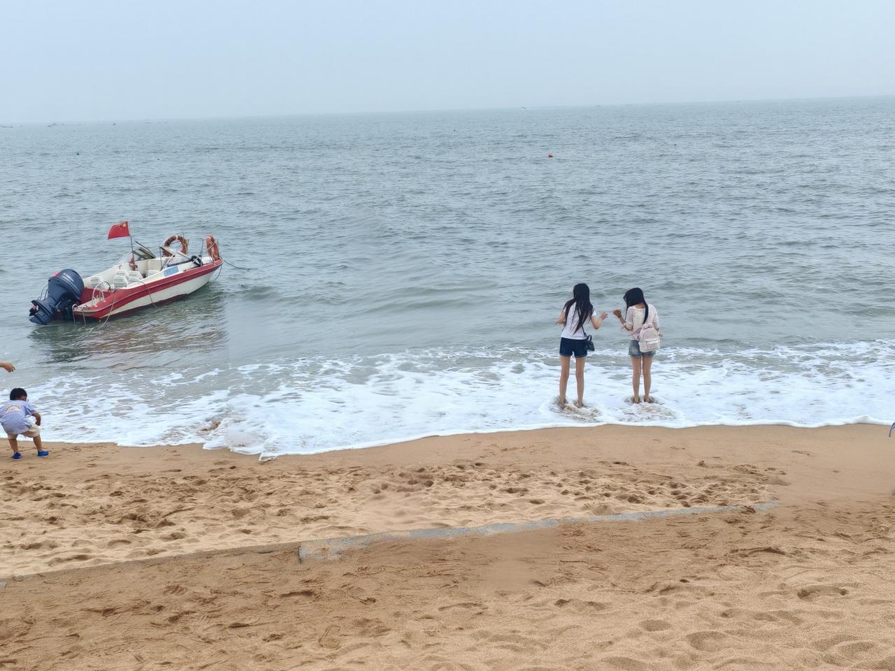 分享一张你拍下的海的照片 家人们，给你们分享我拍的海。照片里，海浪一个接一个冲击