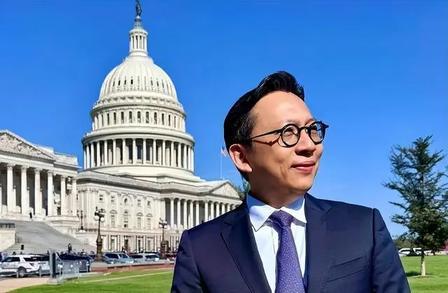 以前国民党还死死攥着九二共识当政治幌子，妄图稳住两岸舆论、拉拢岛内选民，谁料短短