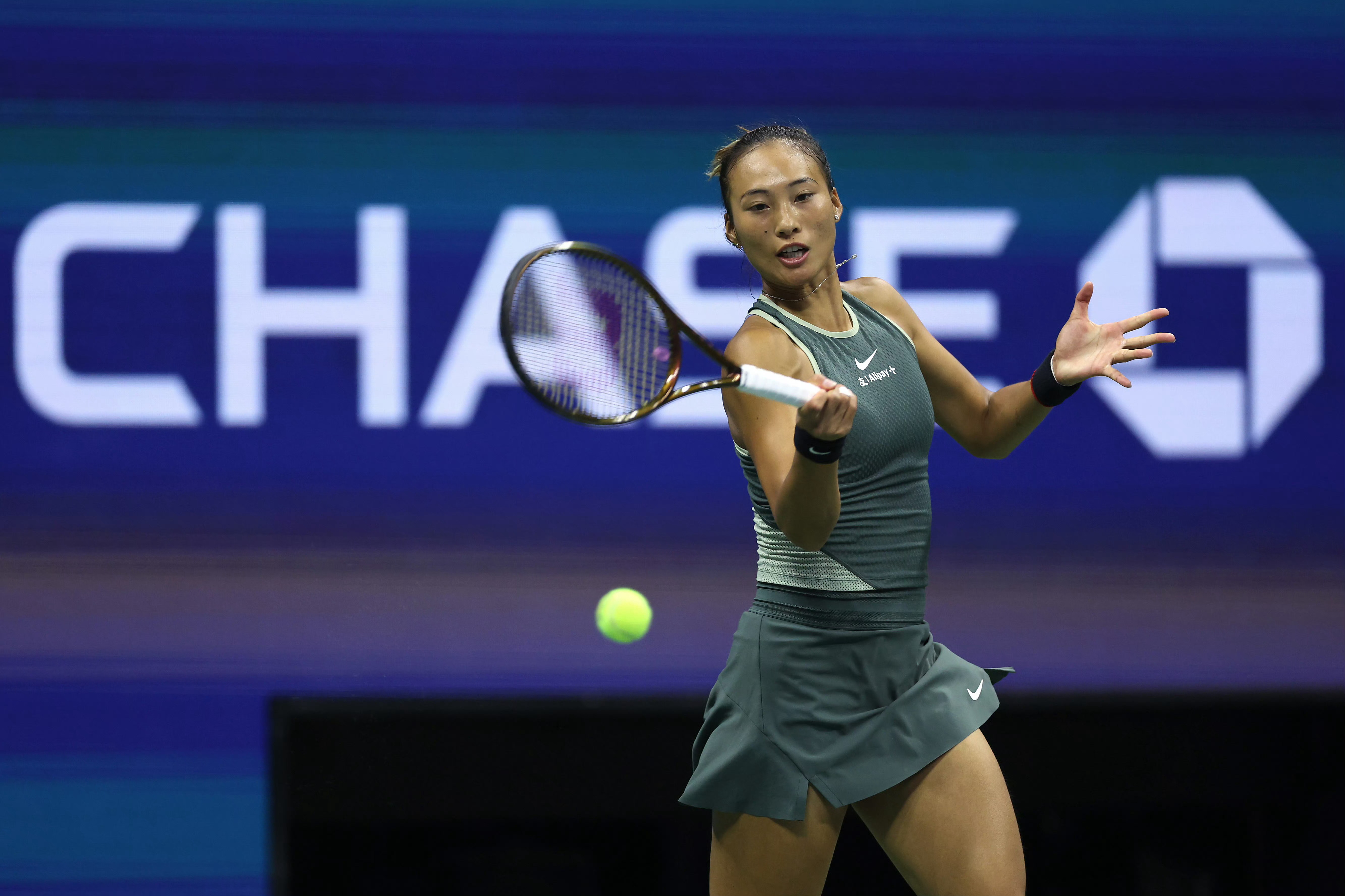 #美网郑钦文止步8强# 美网女单1/4决赛，郑钦文以1-6/2-6不敌萨巴伦卡，