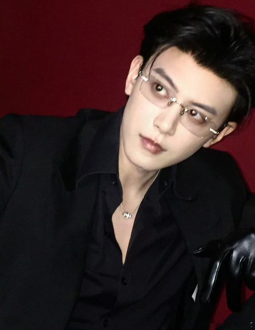 邓凯深夜看女主播？只是游戏主播的话应该也还好吧