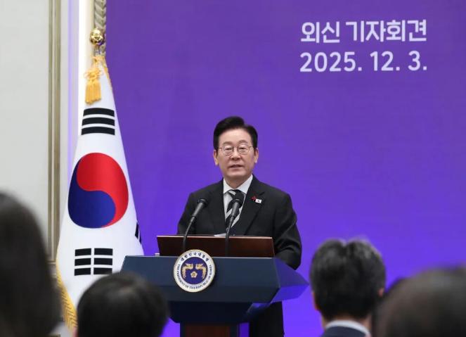 就在不久前，韩国股市KOSPI指数那条疯狂上扬的曲线，让无数人惊呼奇迹。

90