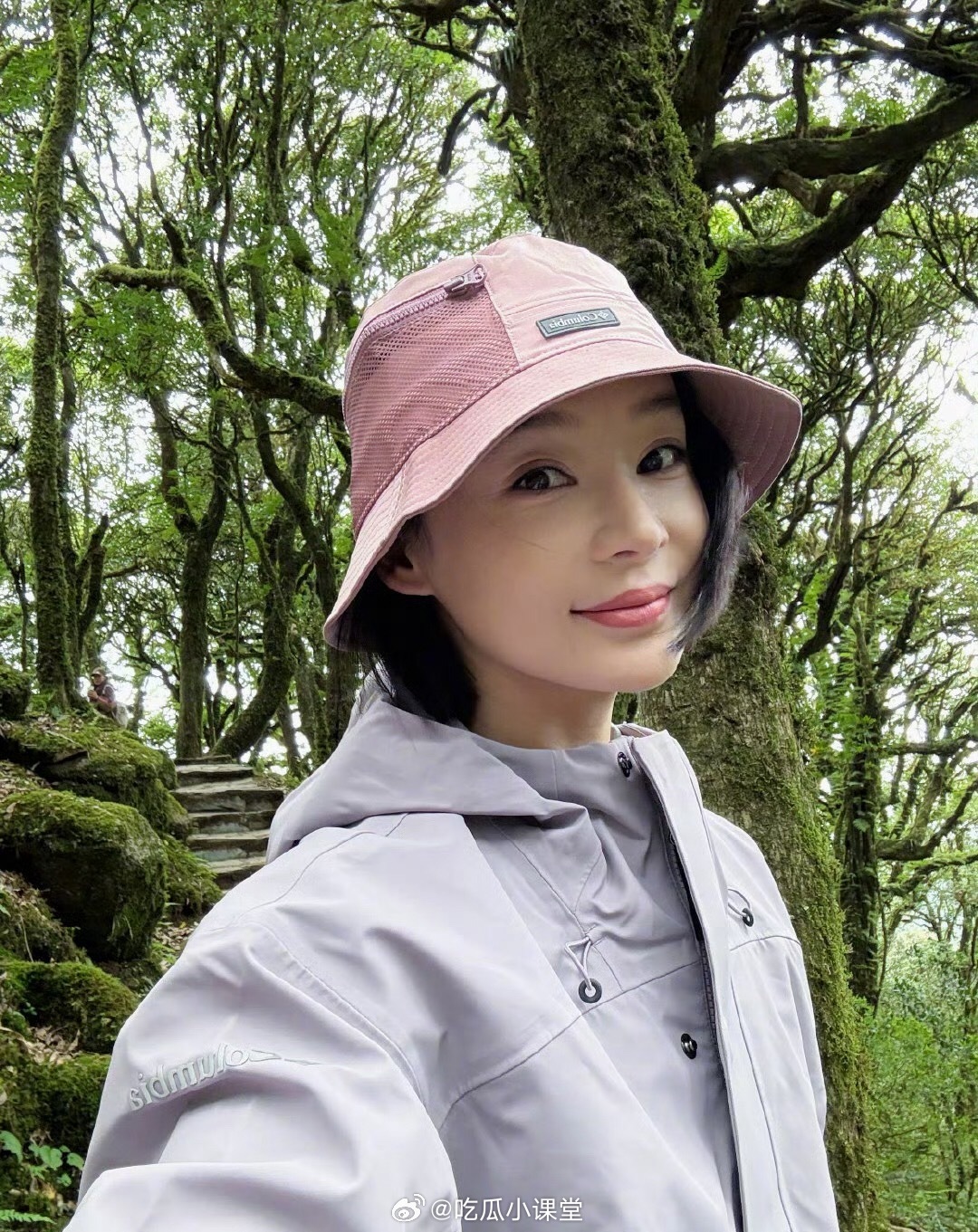 袁姗姗真去哀牢山拍戏了袁姗姗分享了去哀牢山拍戏的图片。哀牢山的景色是真的美啊，跟