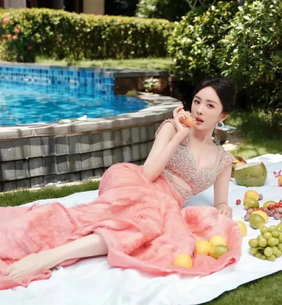 杨幂最新亮相简直像吃了“少女丸”！粉嫩水蜜桃般的妆造，肌肤透亮如凝脂，双眸灵动似
