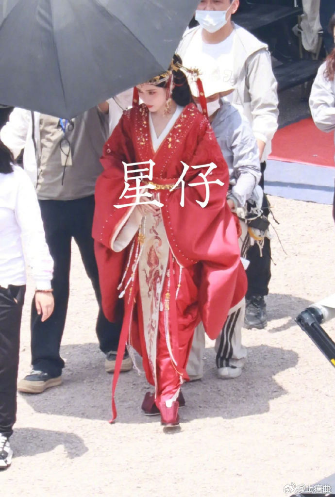 孟子义着红婚服，金线绣权谋。沈汐禾“血色婚礼”引期待，路透已现，反转成谜待解。 