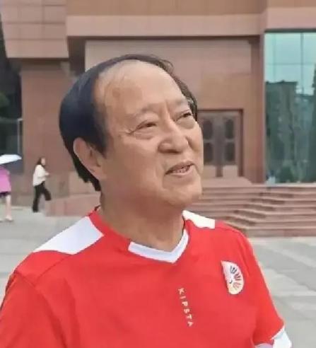 五万开场，清贫落幕，谁接住了牛群的“放下”。
牛群以前多红啊，春晚常客，一场演出