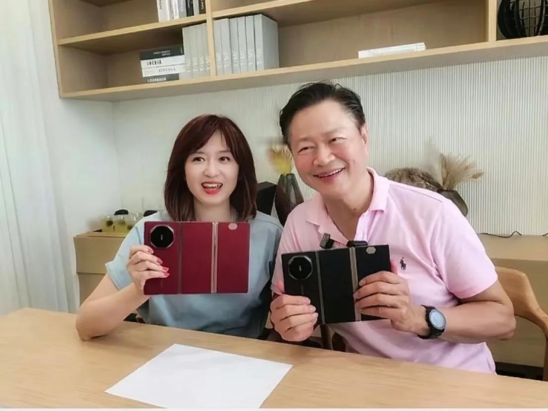 赖岳谦周玉琴夫妇，直接秀出了“非凡大师”的瑞红、玄黑两款手机的靓影！
面对炙手可