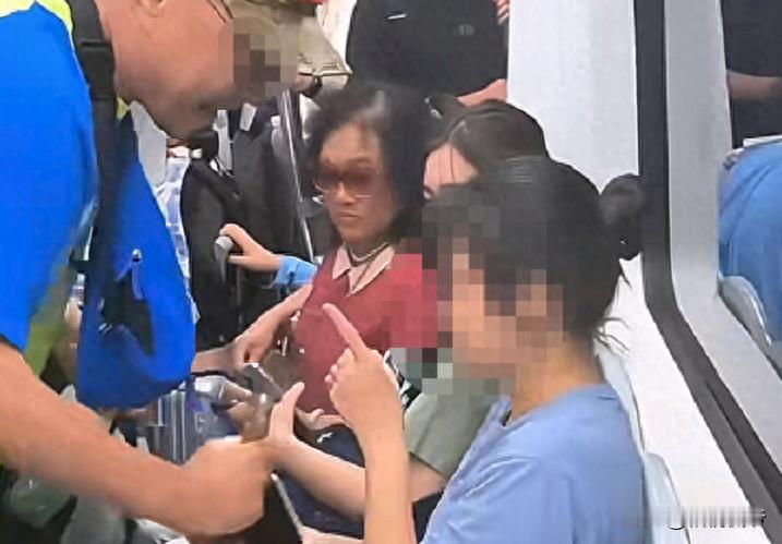 倚老卖老要不得！北京老人地铁上因座位问题，与一女子发生争执，还持拐杖袭扰女性，结