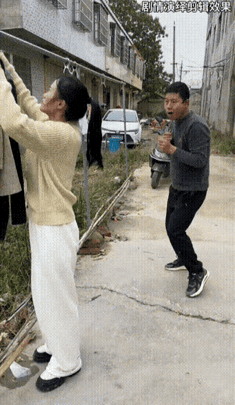 1 天呐！老虎的屁股摸不得，这下知道疼了！
2 热闹场合顺手牵羊的人，最不让人喜