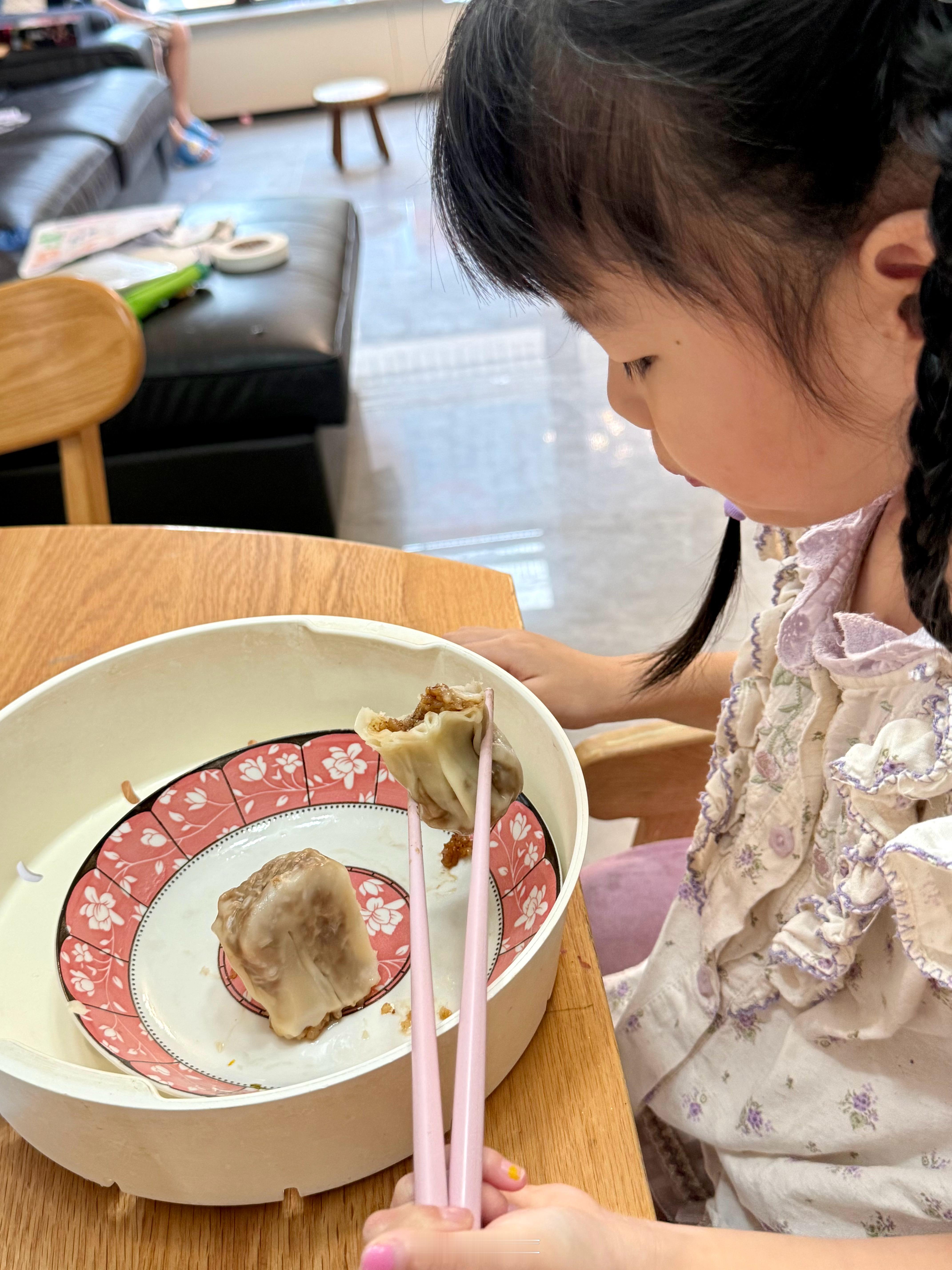 小妤：只有两个烧麦啊！我：两个你还不够哇！她：我吃一个就够。我立马get到了她以
