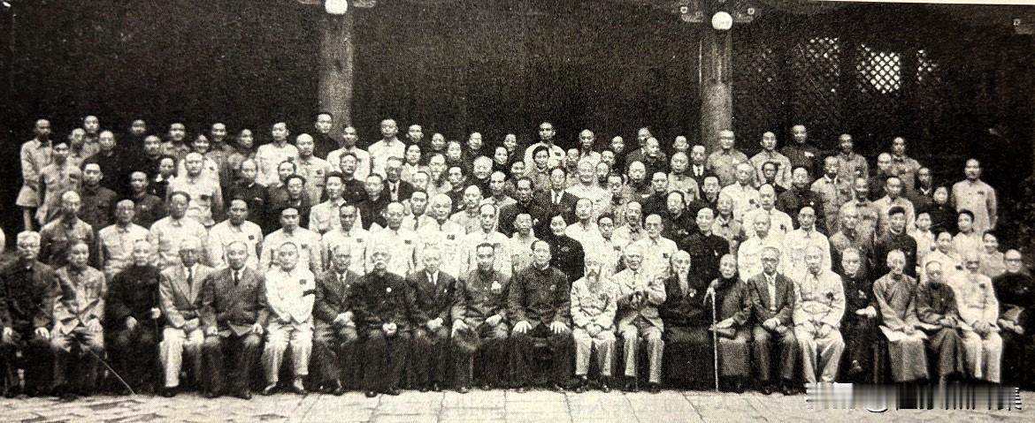 1949年9月17日，新政治协商会议筹备会第二次全体会议在北平召开。图为毛泽东、