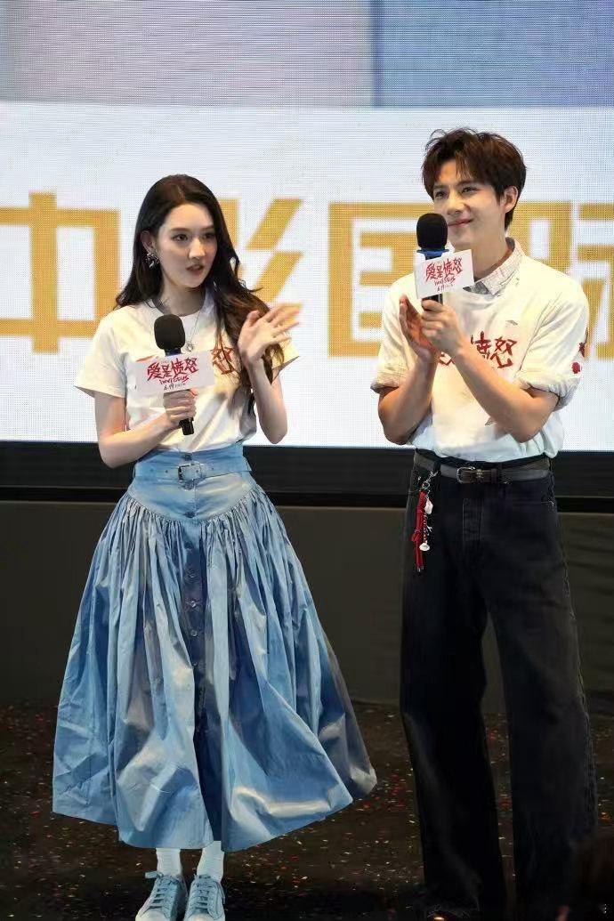 王玉雯别说了王安宇破碎了 路演舞台上王玉雯说到情绪激动处眼眶红了，转头看王安宇他