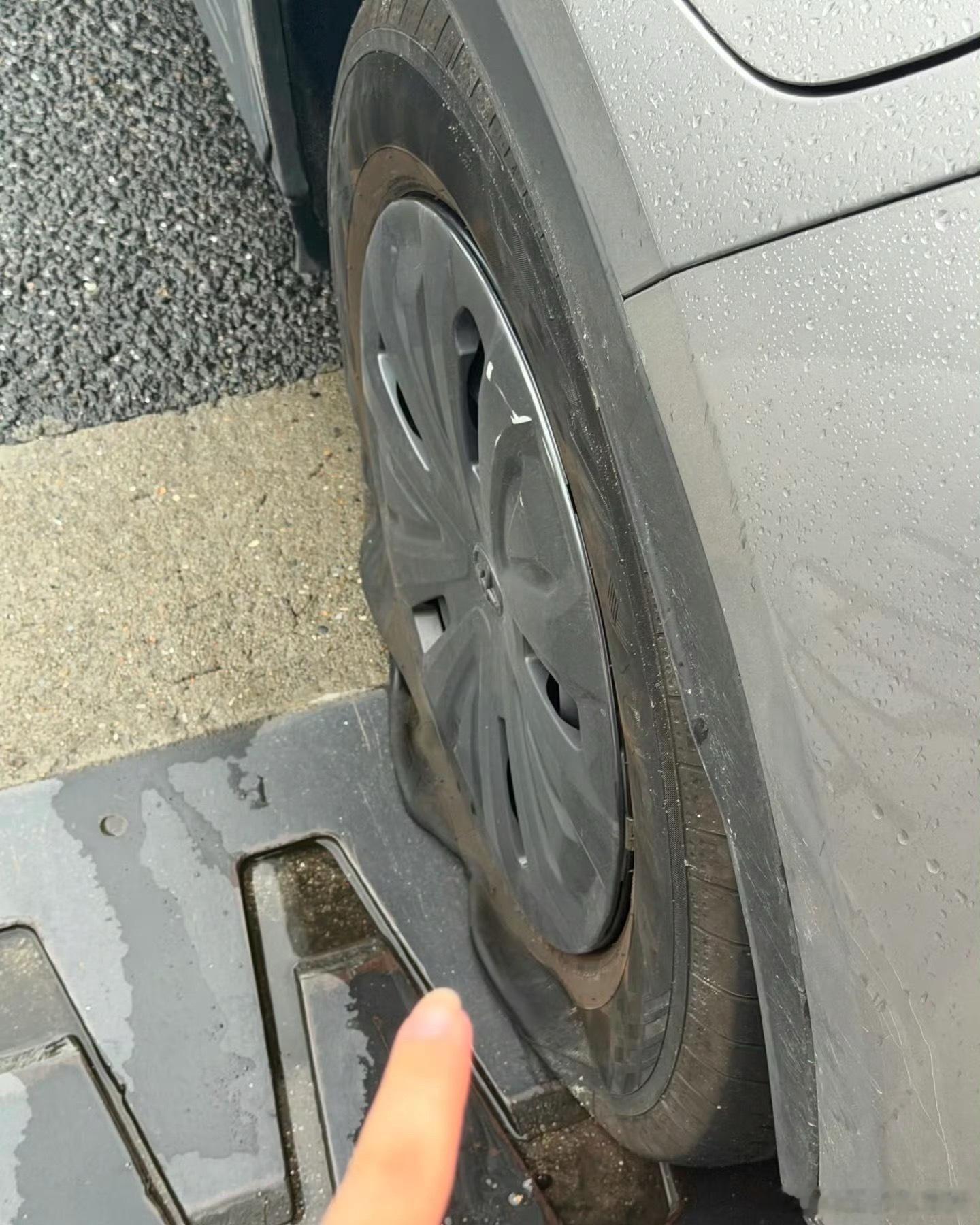 兄弟们，我们小鹏车友就是有爱心！俩姑娘冒雨赶高铁，高架上车爆胎了，救援等不来，只