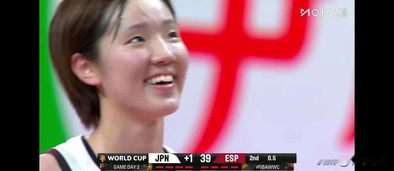 别误会，赛场上的笑，未必代表开心。
不少网友看到日本女篮队员这张赛场微笑的镜头，