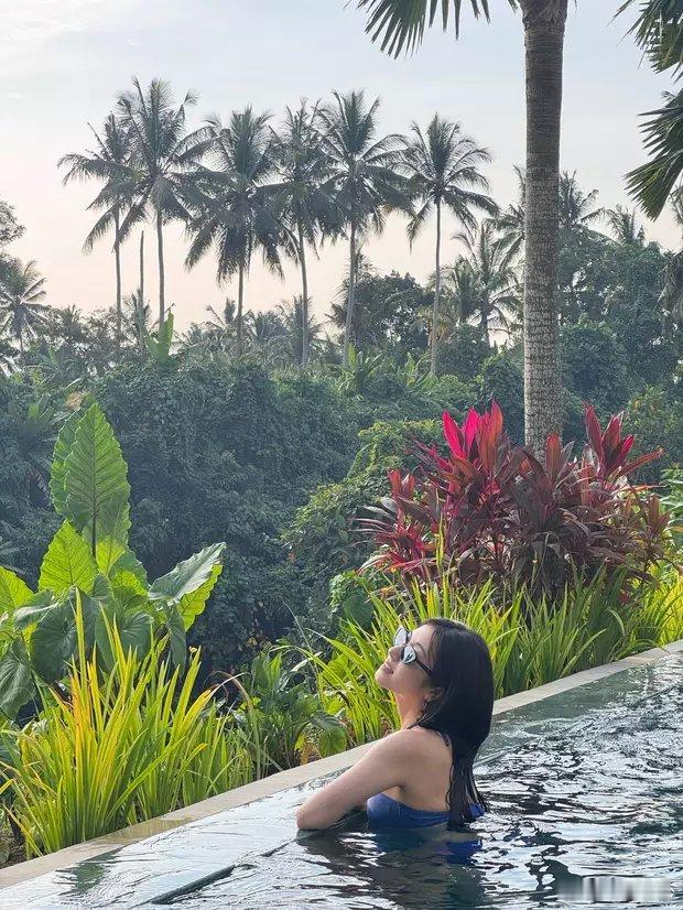 李兰迪在泳池中拍美照，身姿曼妙，超养眼。 ​​​