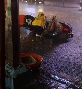 破防了！成都，29岁小伙加班后点了一份18.5元的夜宵，等了一个小时还没送到。骑
