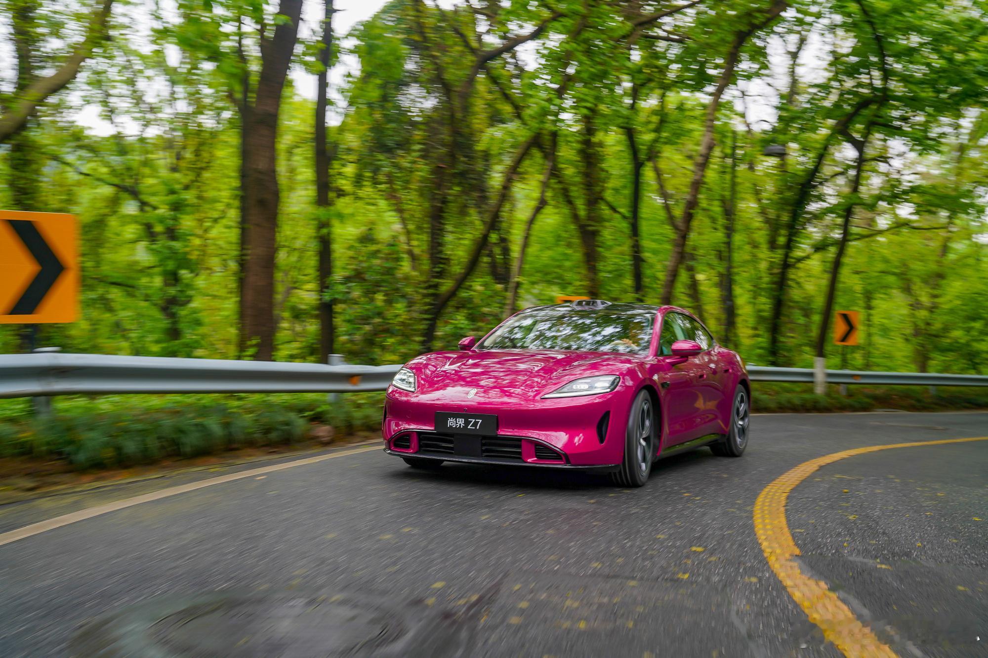 尚界Z7动态评测直击鸿蒙智行春季新品发布会，尚界Z7动态深度试驾来了。流畅轿跑身