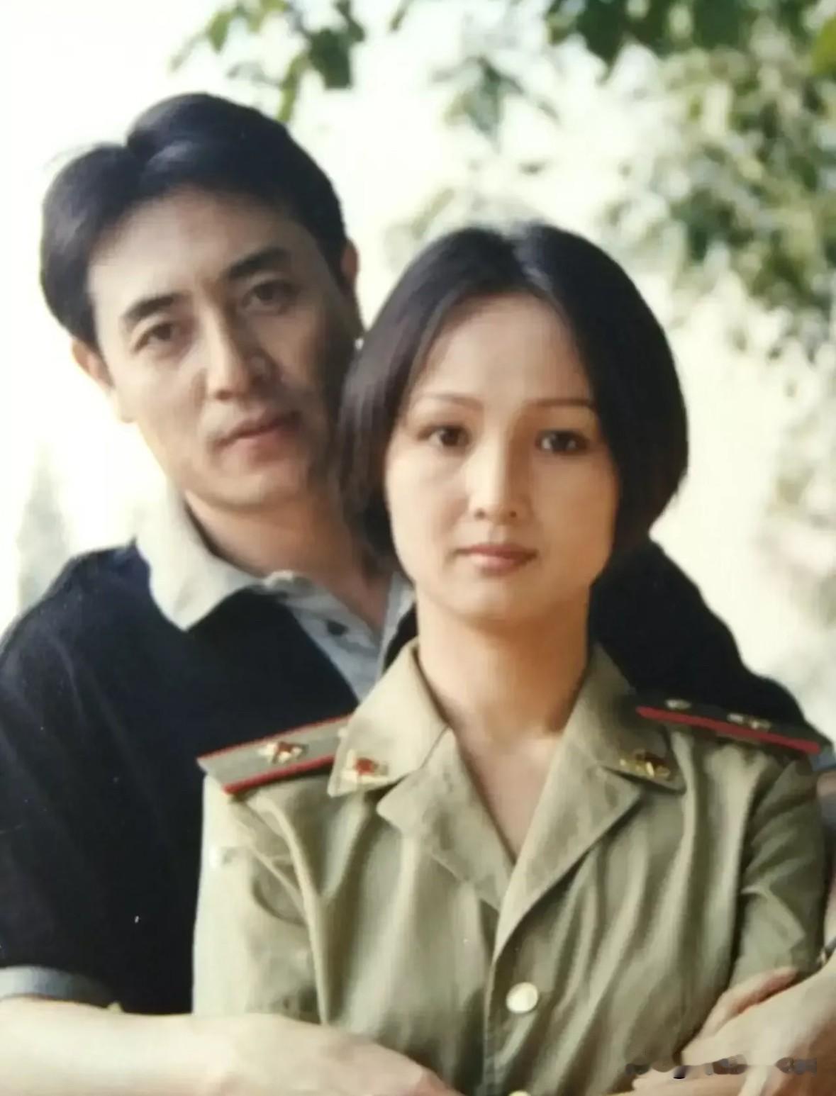 这是一对因戏生情而结缘的夫妻。
刘晓东、沈琳分别在87版的《红楼梦》中饰演贾云与