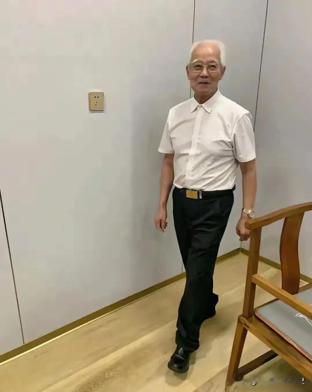 在我们的生活中，93 岁的高龄往往与安享晚年、休闲养生联系在一起。然而，有一位名