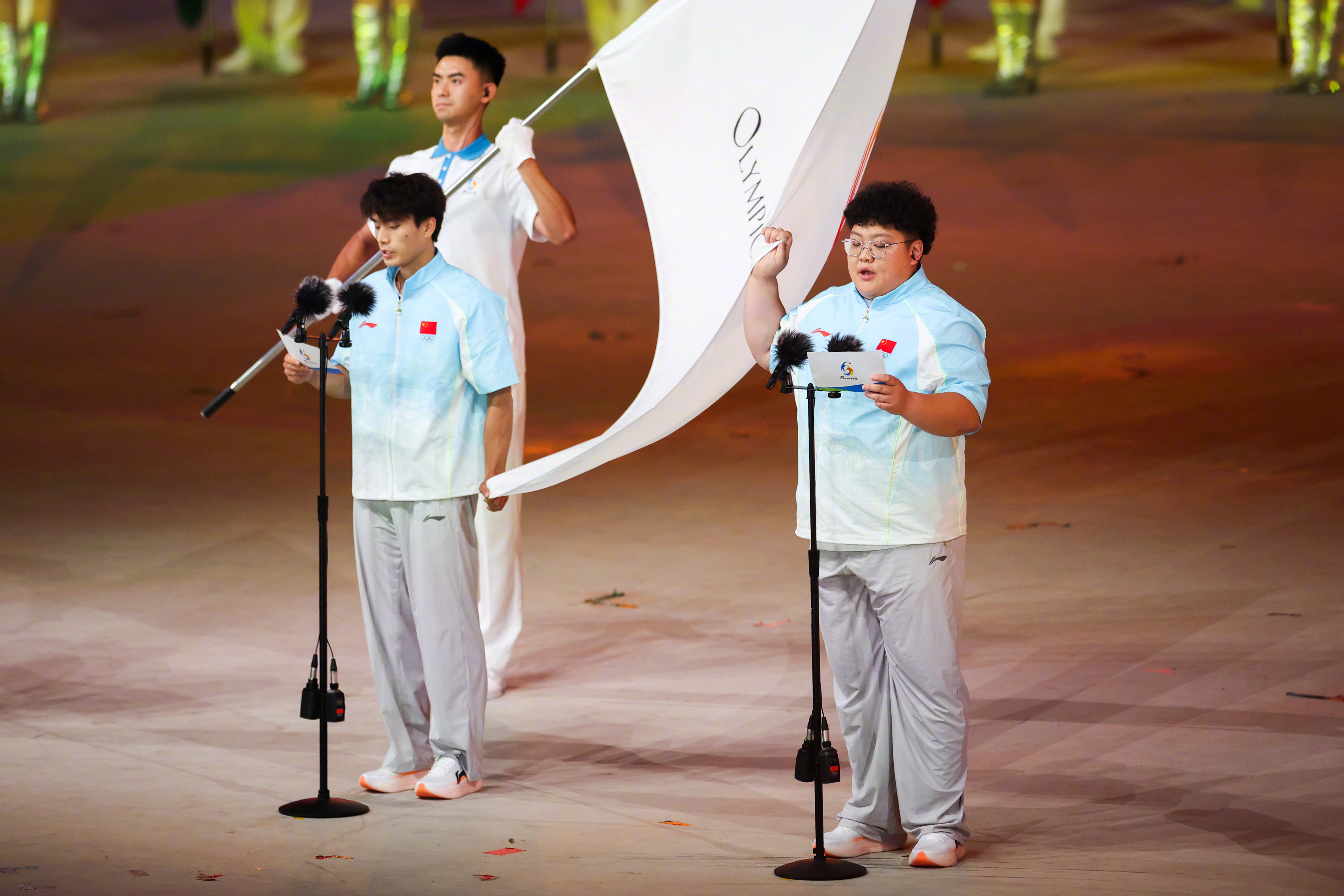 22日晚，三亚亚沙会 在天涯海角游览区的亚沙公园启幕。六名火炬手——乒乓球大满贯