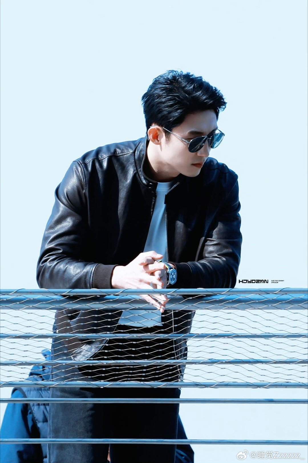 黄景瑜成打卡景点了现场被黄景瑜的人气惊到，走到哪都是合照大队，妥妥人形打卡点，颜