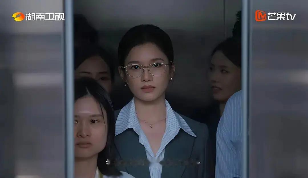 这个镜头拍的张婧仪好老啊感觉 