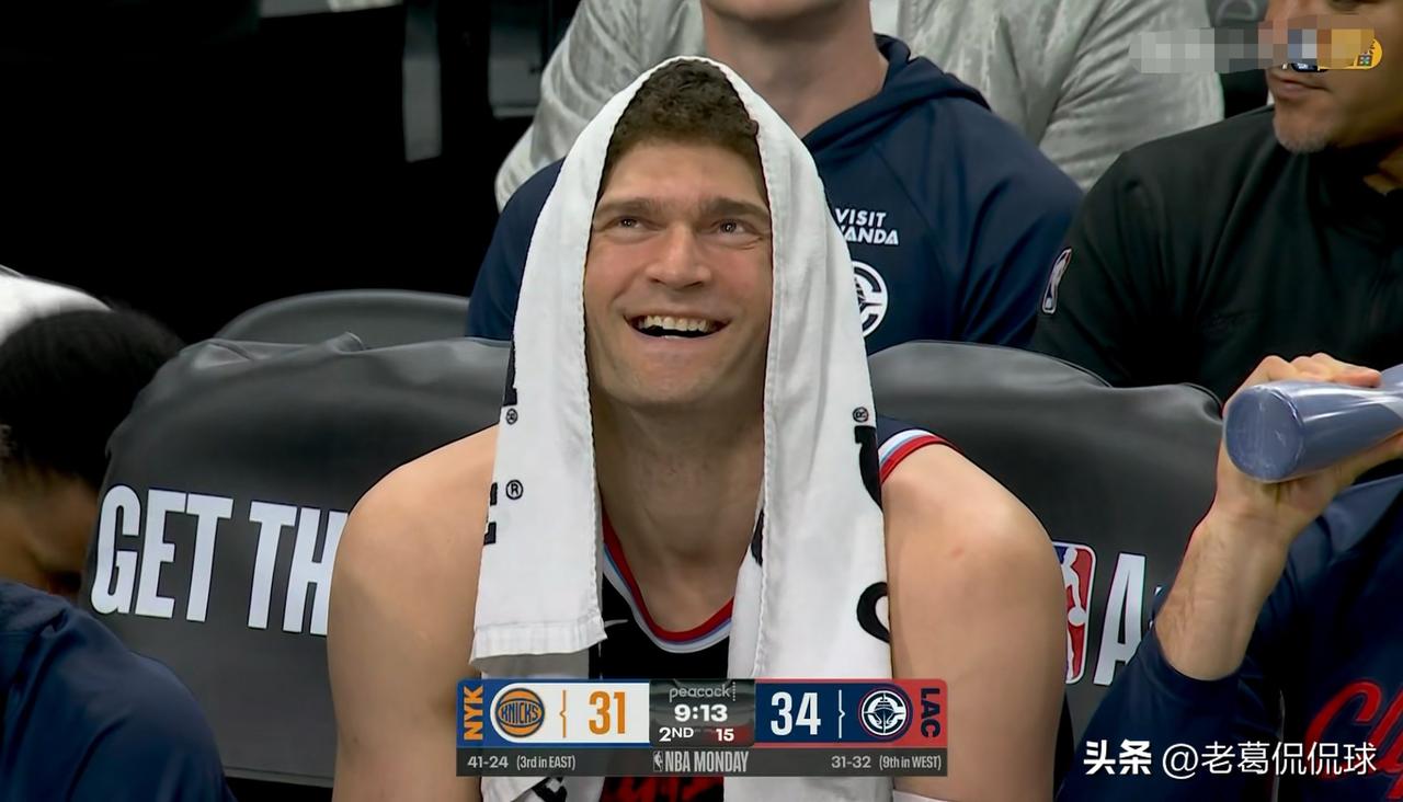 快船老将洛佩兹真是让人赞不绝口！在今天快船主场以126：118战胜尼克斯的比赛中