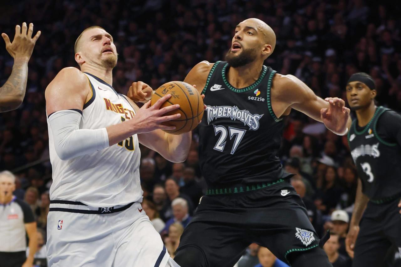 NBA再现乌龙事件！因为约基奇的内裤竟然被偷了！根据知名美记的爆料，约基奇在季后