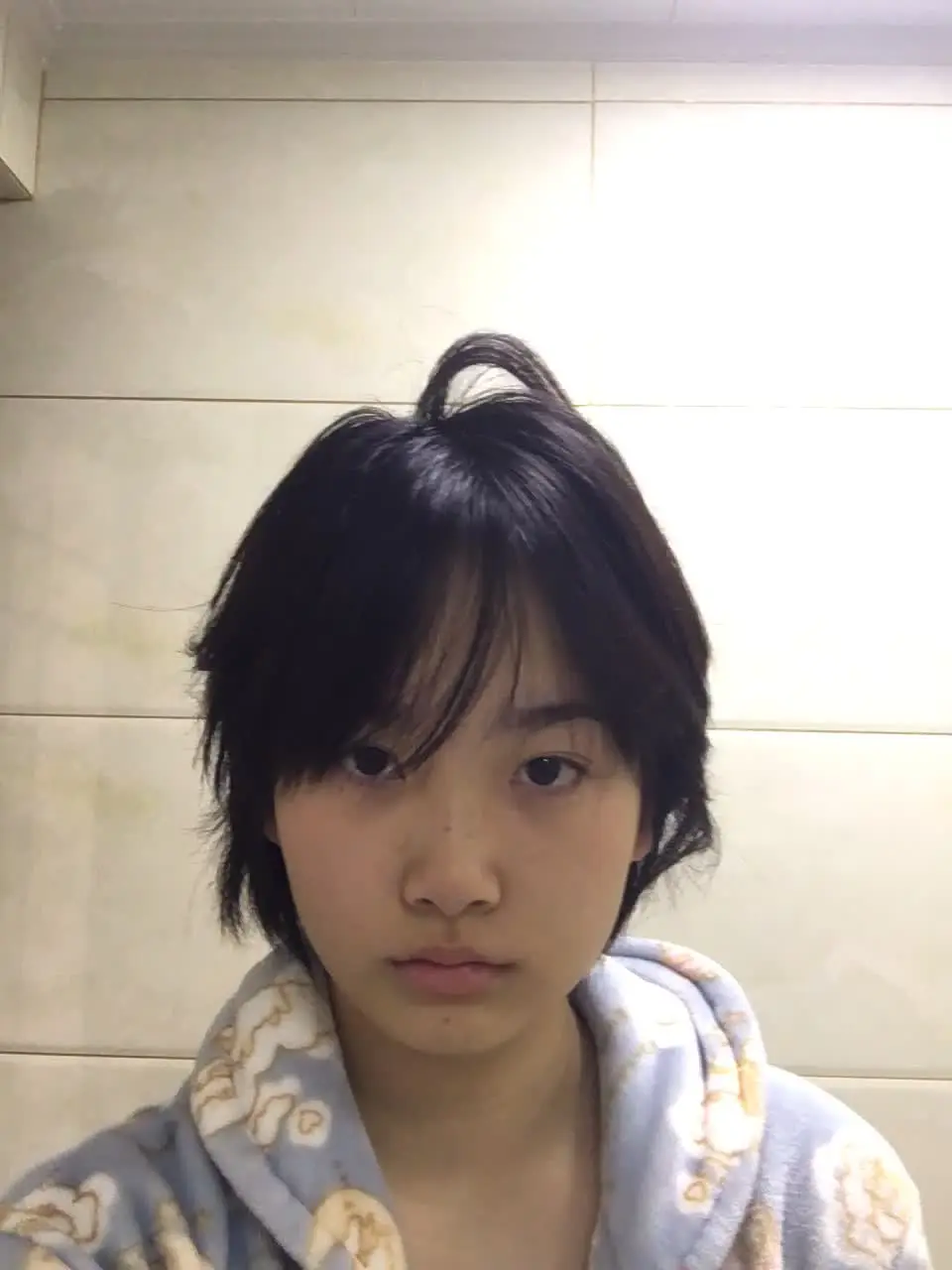 谁体育中考时期。 那个时候要中考了，突然剪了从没尝试过的超短发，还瘦了...