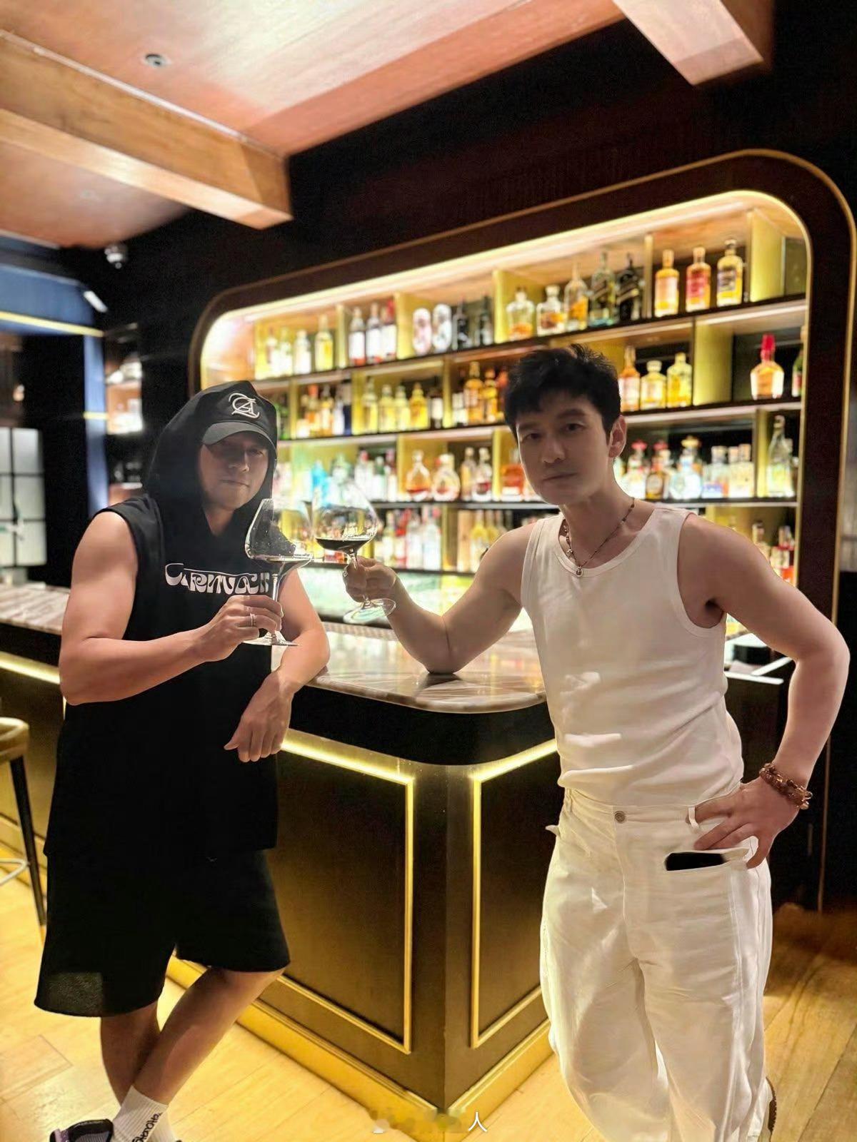 周杰伦晒黄晓明王俊凯合照周杰伦拍王俊凯黄晓明 哇！周杰伦拍的黄晓明王俊凯合照📷