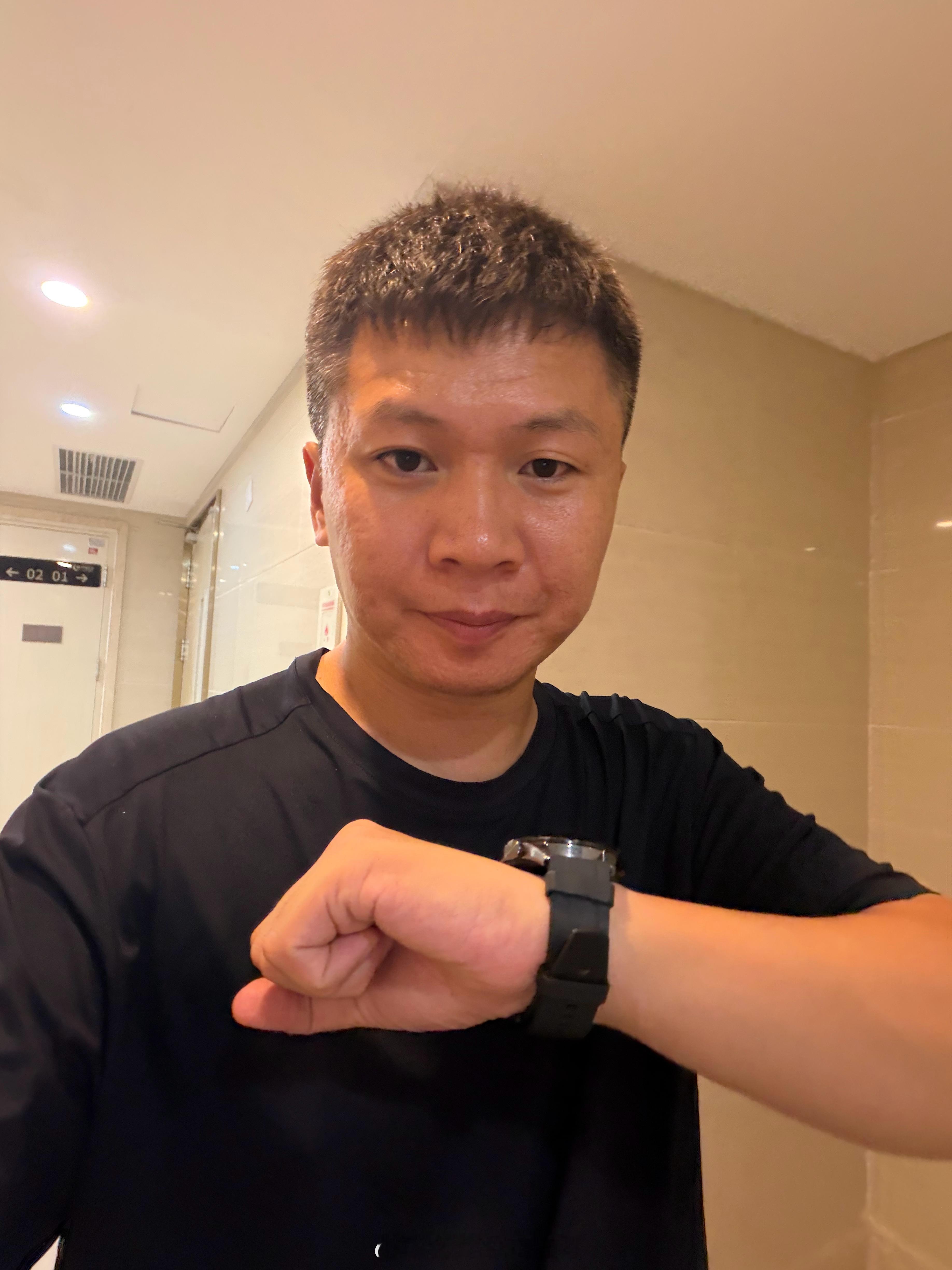 出去跑步，孟大胡子一行凌晨抵达天津，这个时间段，只能带他们撸串了
