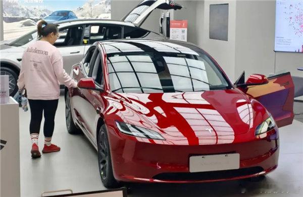 【美媒称特斯拉正考虑出售中国业务 ：为与SpaceX合并铺路】7月31日消息，据
