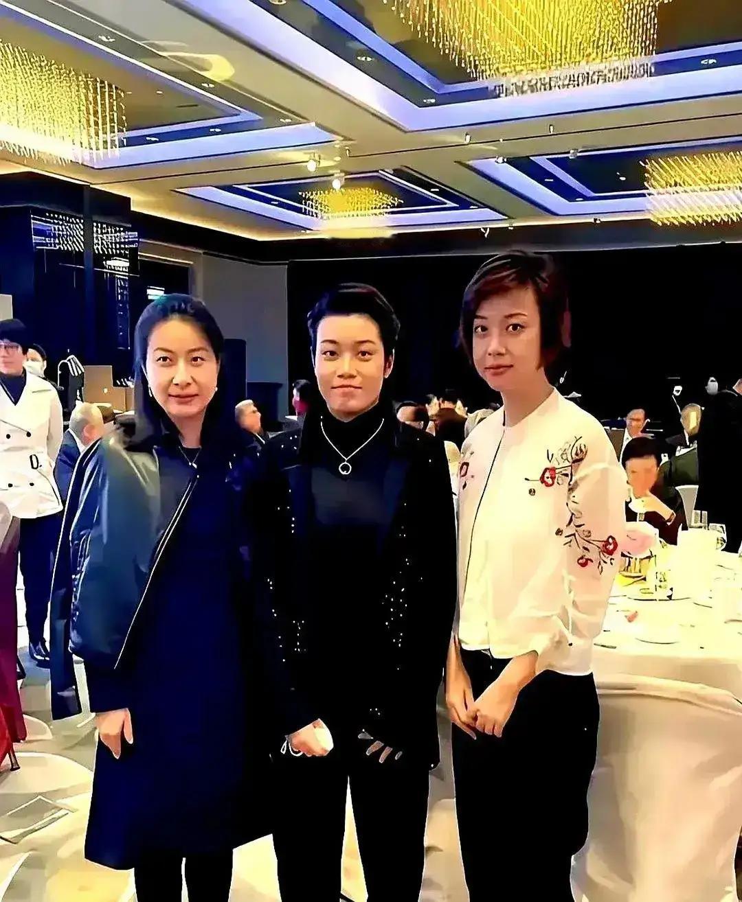 郭晶晶和张怡宁都得往两边站，这个女人凭的不是名气，而是比金牌还实在的实力。郭晶晶