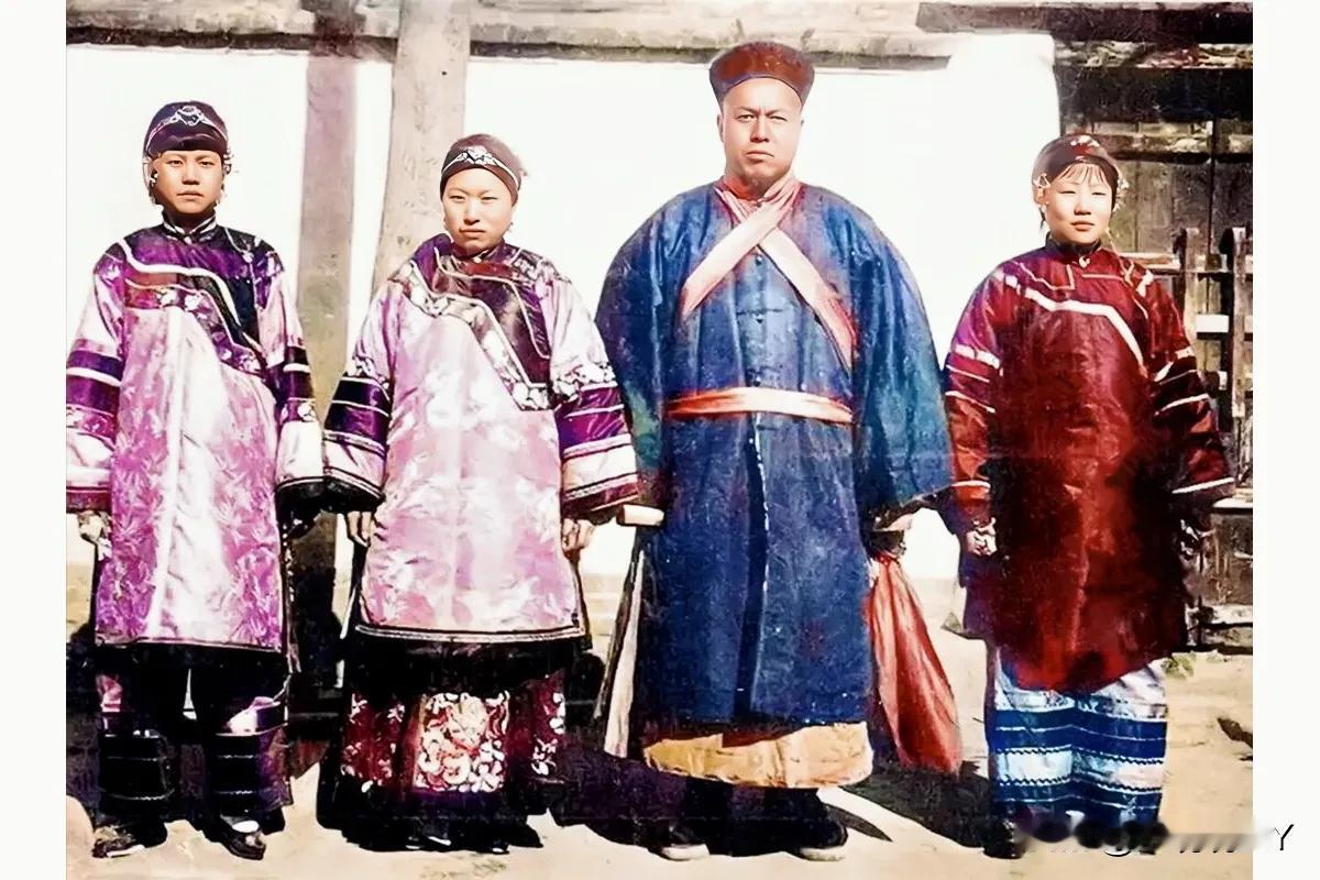 晚清时期一地主老财和他的三个老婆合影