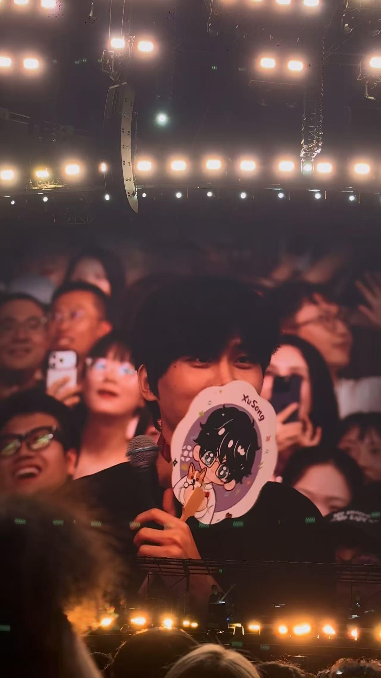 许嵩点歌抽到了王翊恩 很难不感叹这份奇妙缘分，许嵩武汉巡演随机点歌遇见王翊恩，现