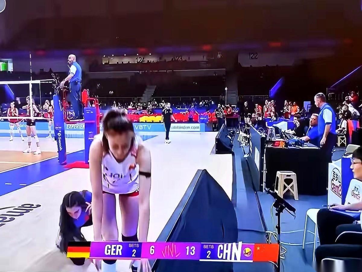 中德女排大战，王媛媛拦网落地踩中对手脚面，当场痛得蹲在地上起不来。
紧接着，网上