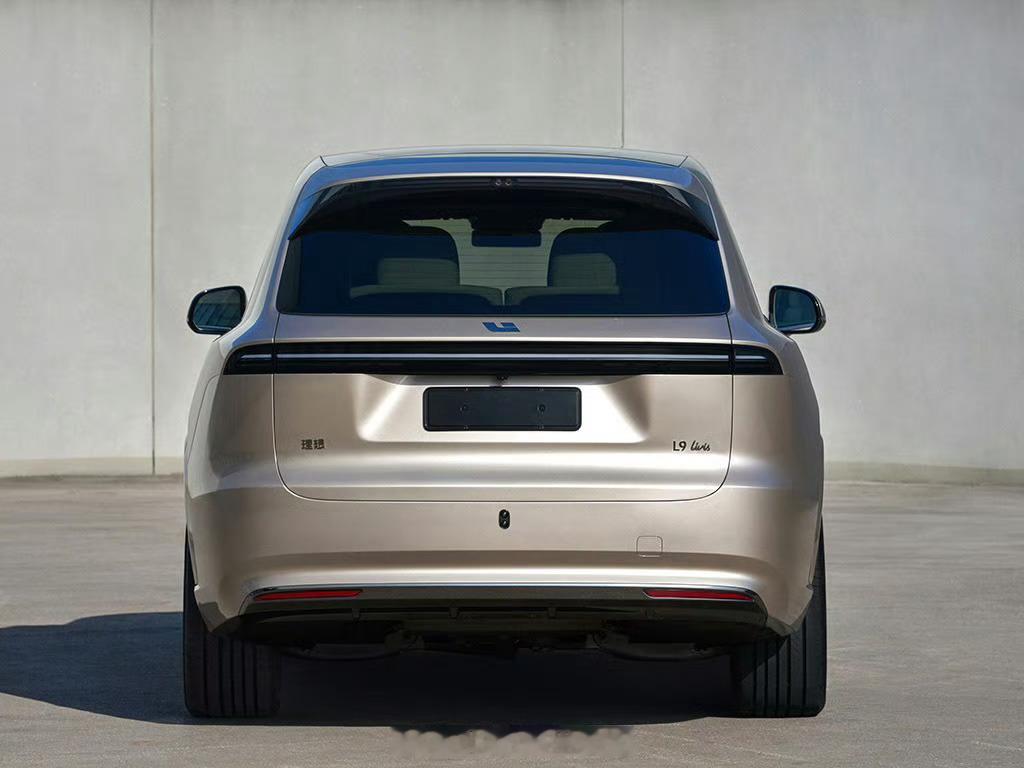 全新一代理想L9证件照，二季度上市。尺寸大了一丢丢可以忽略不计，内在升级才是重点