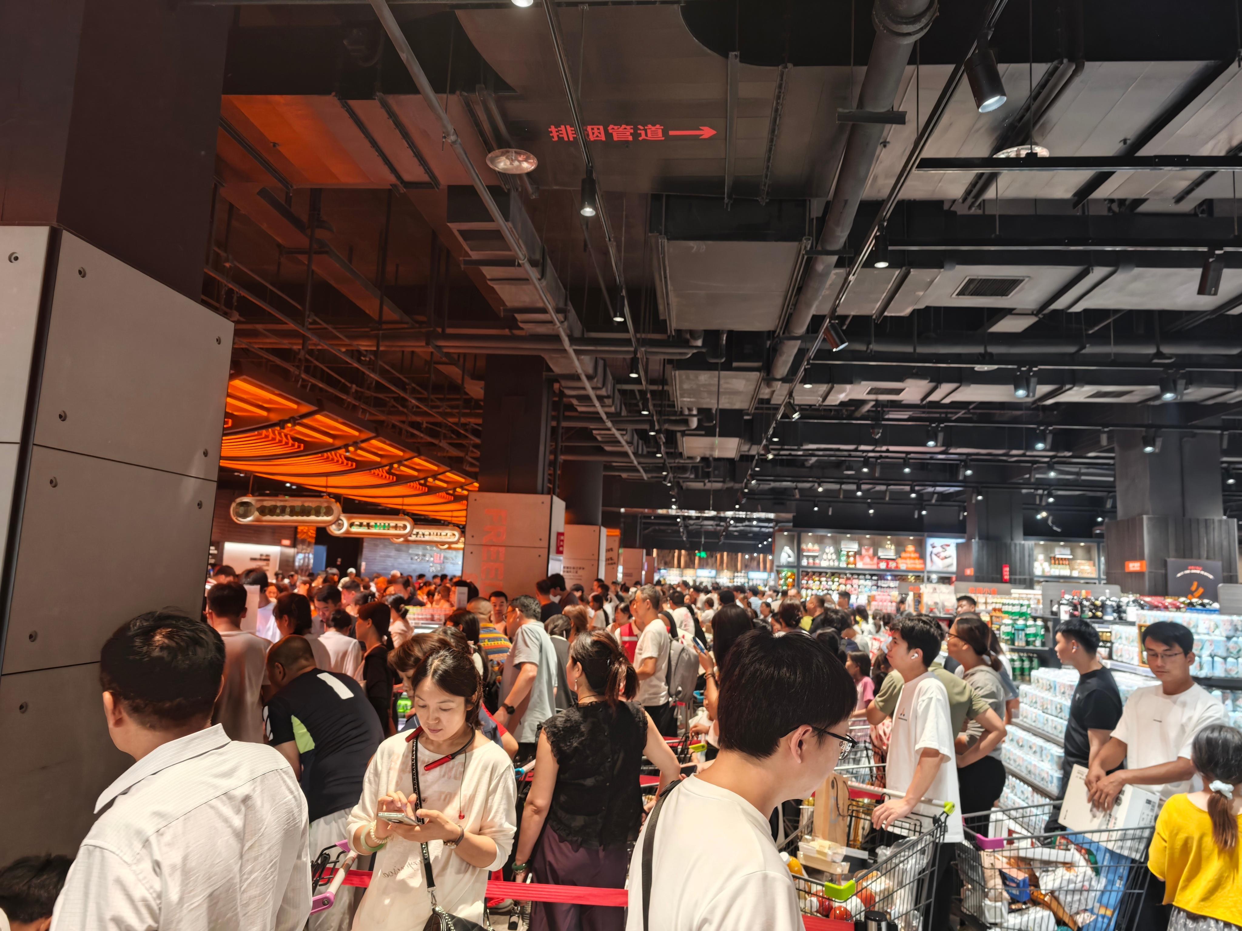 来了一趟许昌胖东来天使城店，这边的人是真多啊说实话，给到我的购物体验很差主要就是