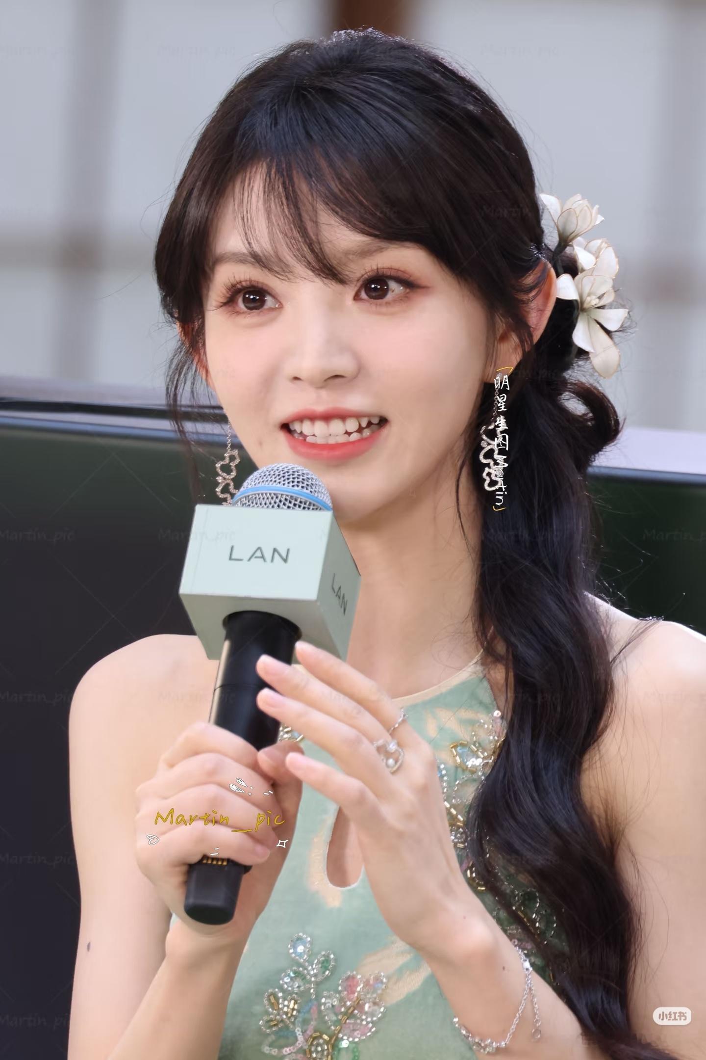 田曦薇田曦薇这造型真的甜到心巴上！灵动又娇俏，元气满满，眼睛亮晶晶的像小鹿一样！