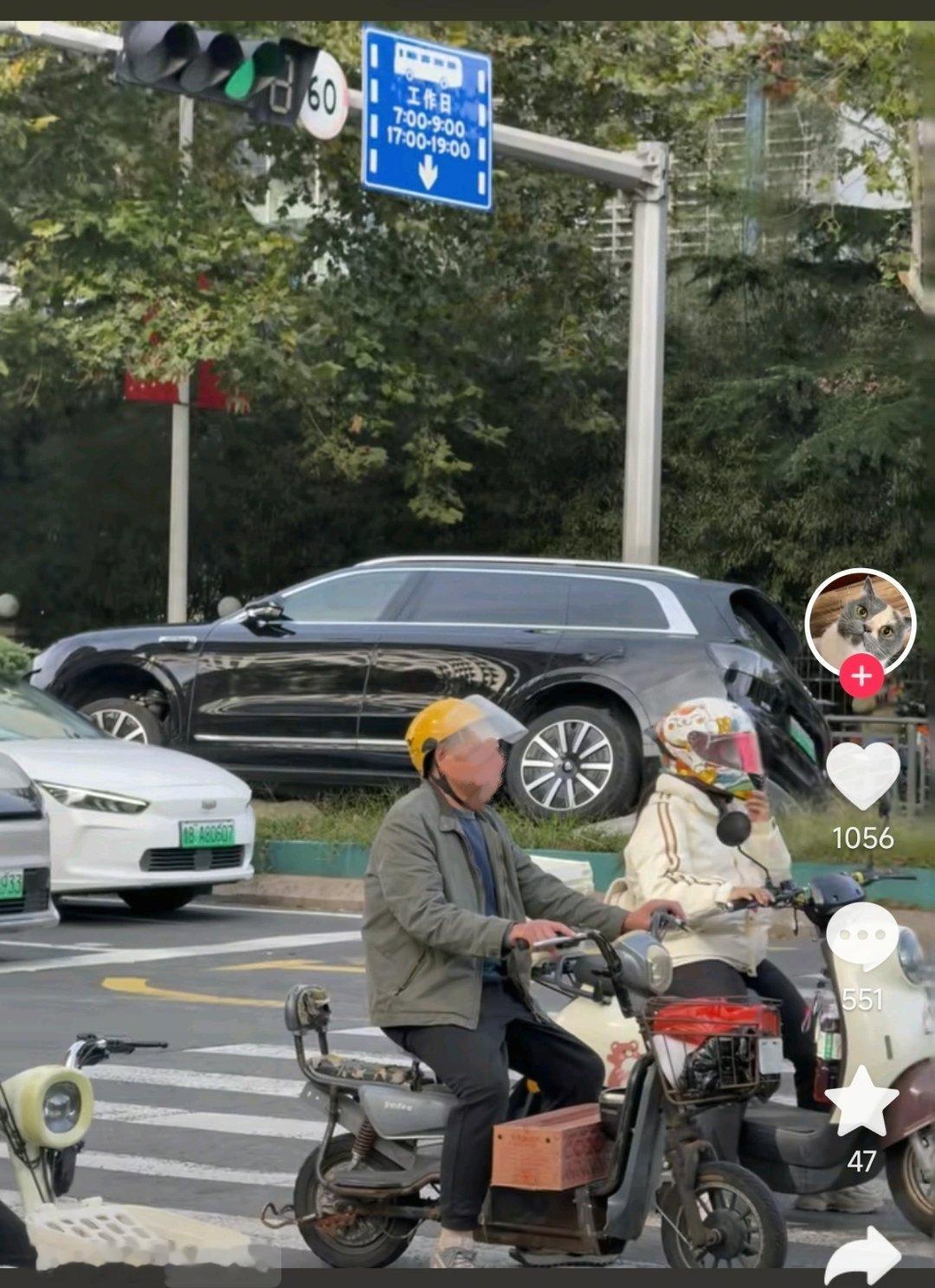 这啥车，停车不标准呀！ ​​​