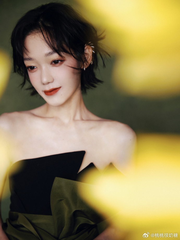 希林娜依高红毯冷感美人 希林娜依高这冷感美人感太对了，红毯灯光下美得像自带柔光。